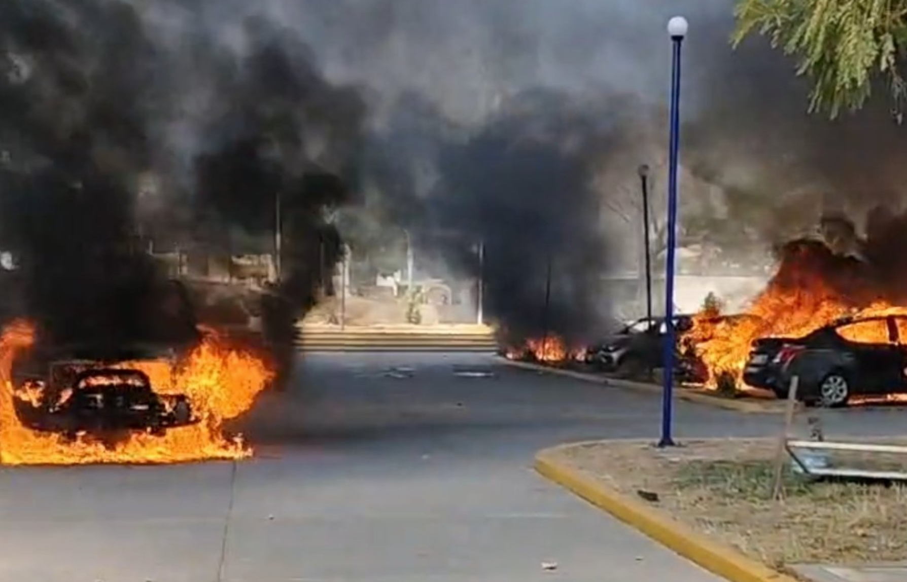 Normalistas de Ayotzinapa protestan en la Fiscalía de Guerrero